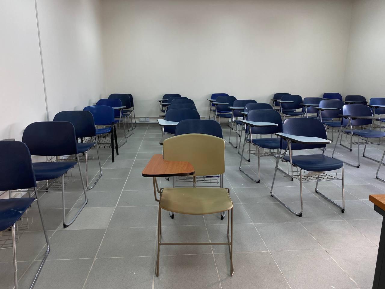 قاعة نظرية.jpg